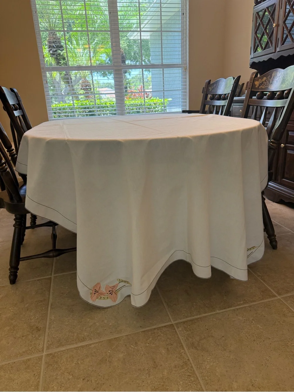 Villeroy & Boch Embroidered Pink Lily Scalloped Tablecloth 58